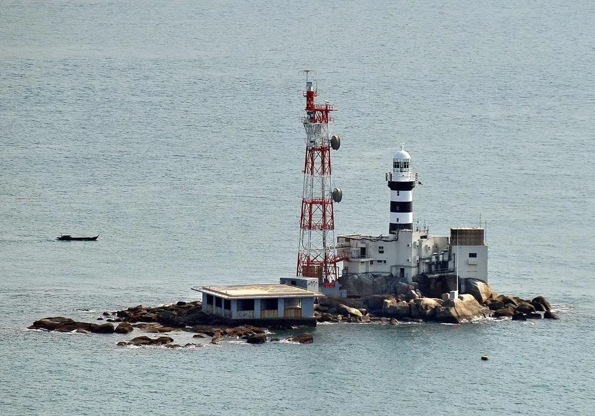 白礁（Pedra Branca）就坐落在樟宜以东约46公里的海域。国际法院在2008年裁决白礁主权属于新加坡，附近的中岩礁归马来西亚。（海峡时报）