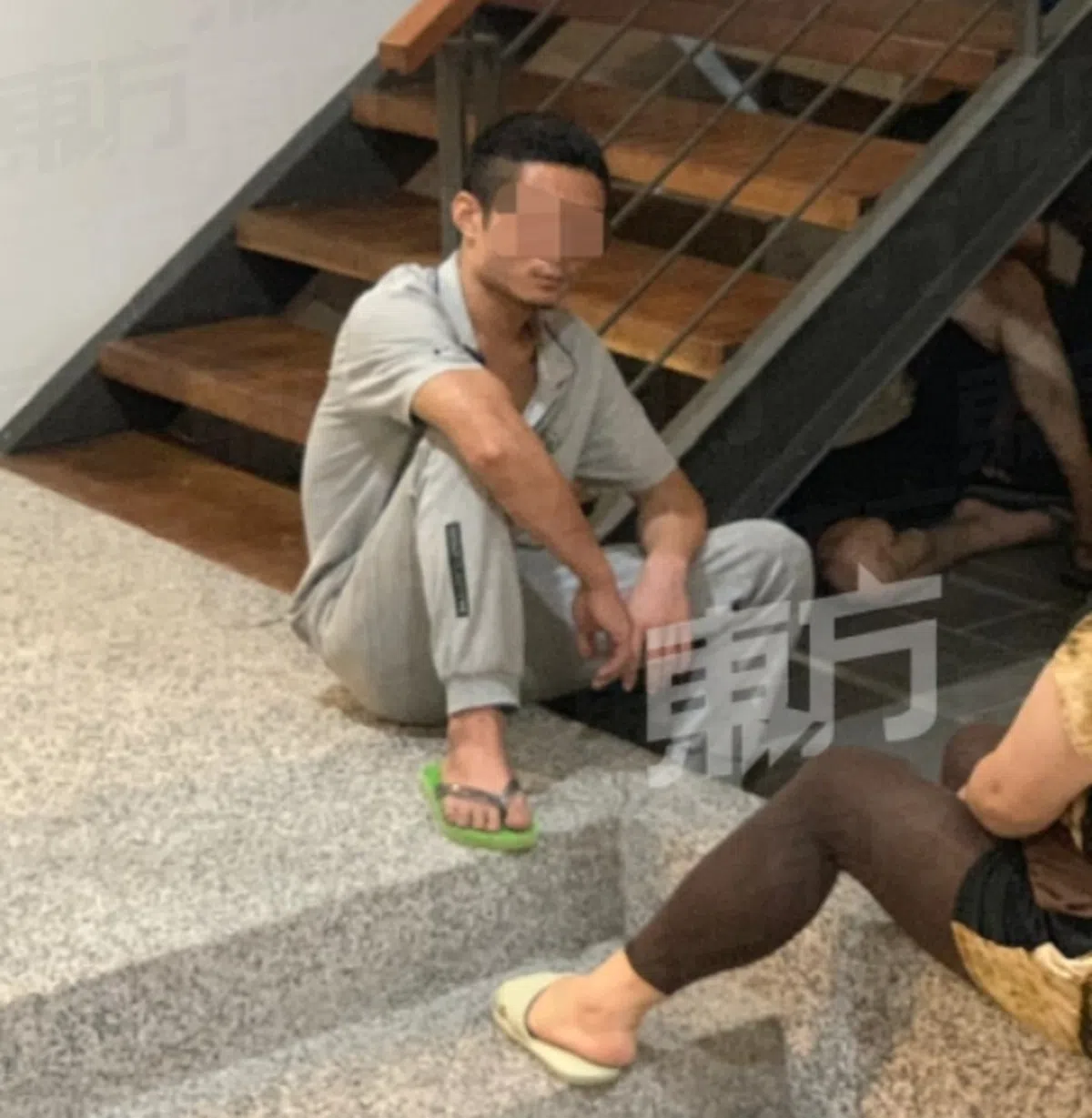  来自中国湖南的男子抵马后才发现是从事网络赌博的非法活动，要求回国却遭组织禁锢。（星洲日报） 