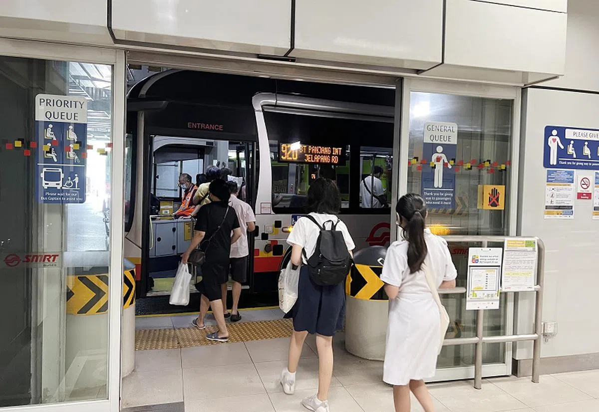 包括武吉班让巴士转换站在内的122个巴士站和地铁站，能听到新加坡超过50组音乐人的作品。（新明日报）