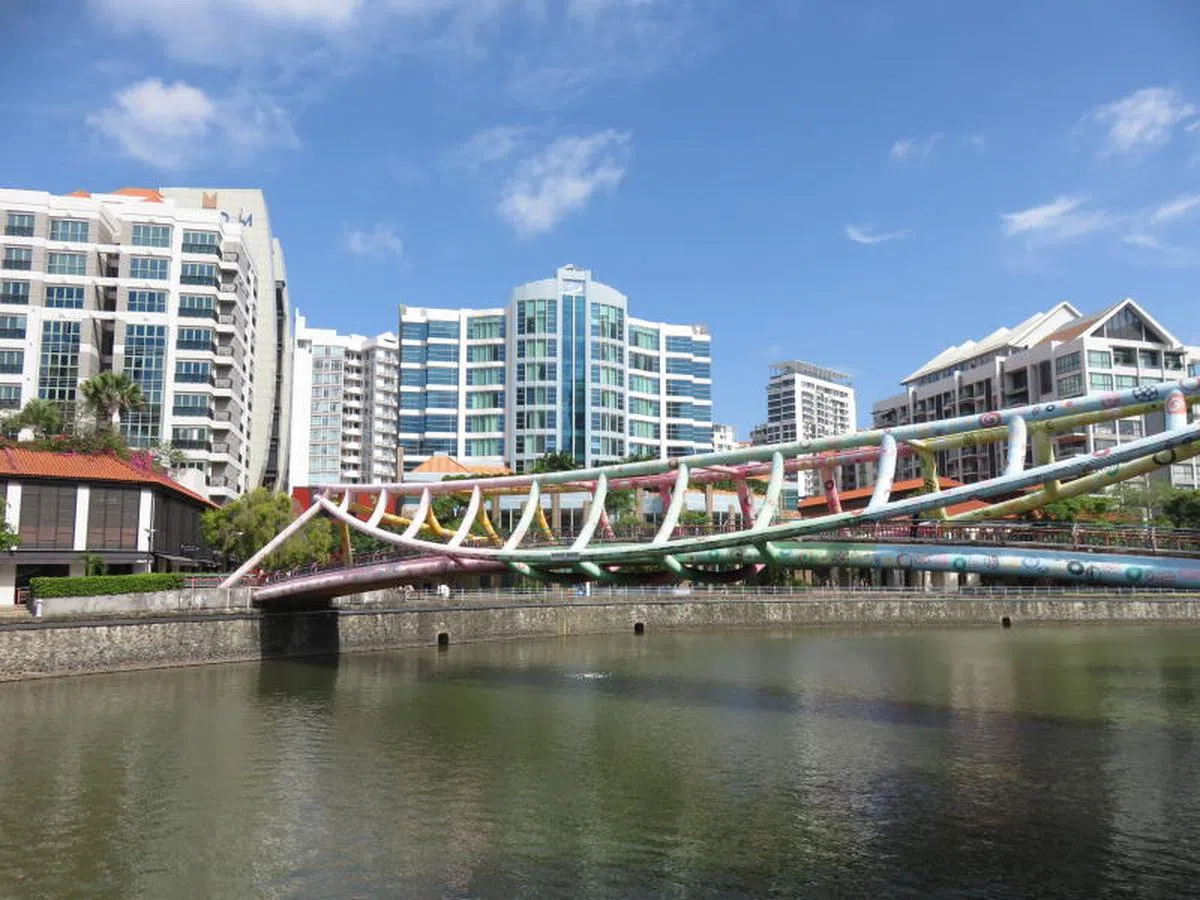  色彩缤纷的阿卡夫桥。（联合早报） 