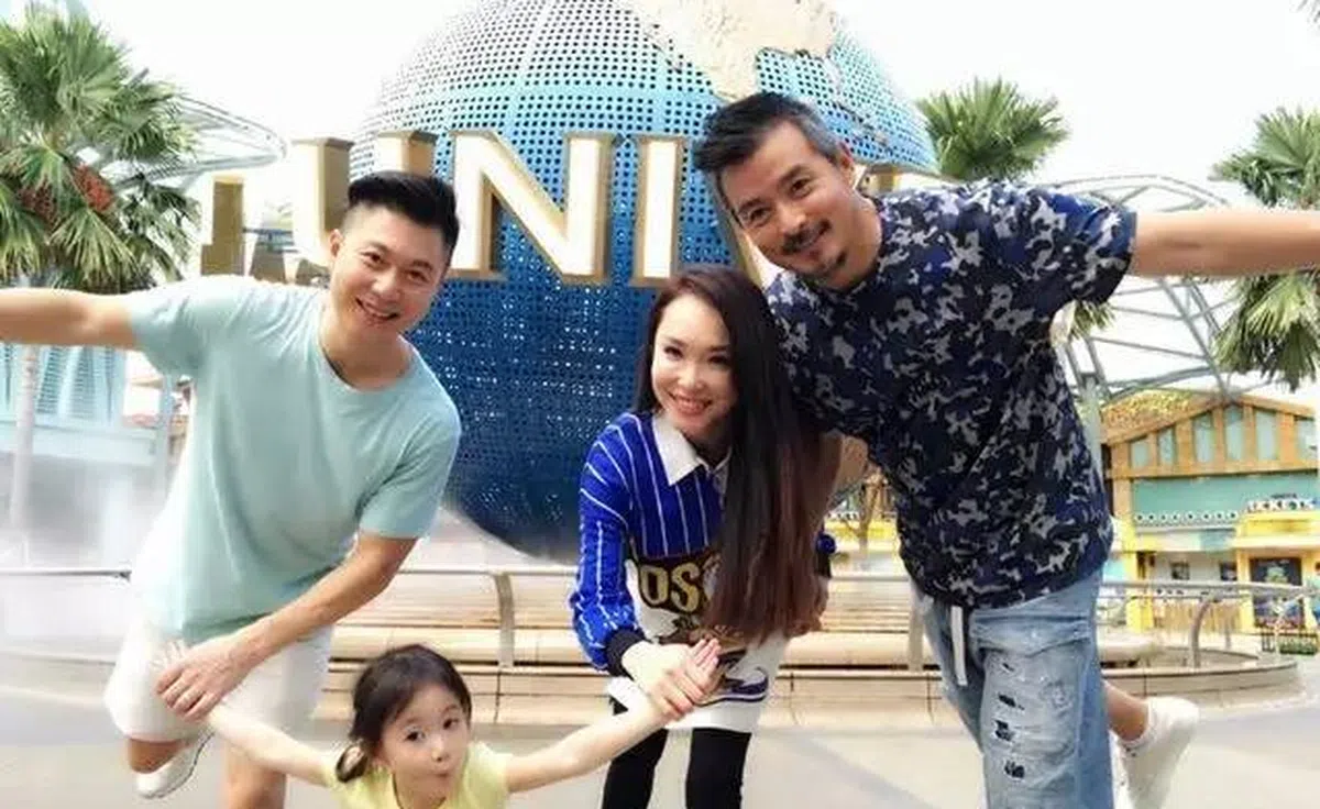  李小鹏携带女儿，同本地明星夫妻范文芳李铭顺一同游玩环球影城。（互联网） 