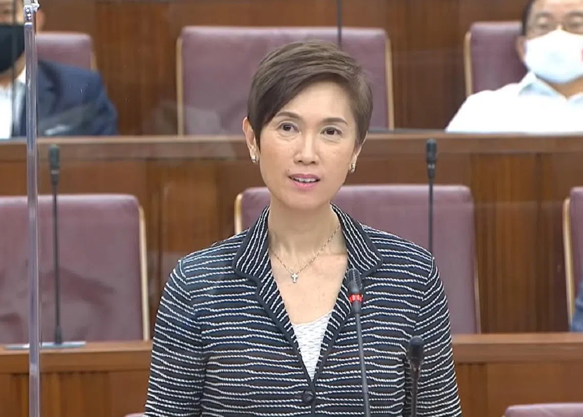 人力部长杨莉明在参与政府施政方针辩论时，开门见山谈论冠病疫情暴发后，新加坡人一方面担心无法保住工作，另一方面又苦恼外籍员工来抢饭碗的课题。（Gov.sg视频截图）