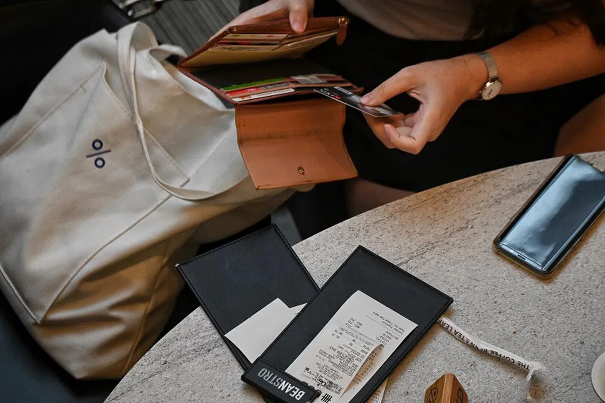 顾客收到纸质收据，确认货品与价格正确后，一般上就会把收据扔掉。（海峡时报）