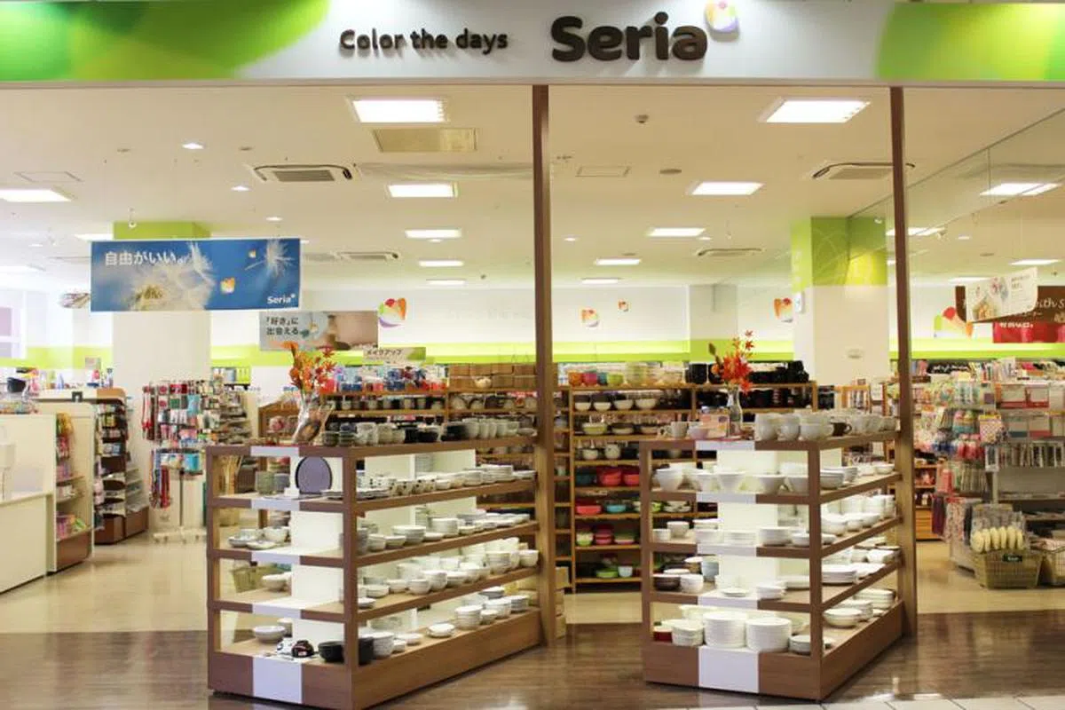 SERIA的产品种类不但可媲美Daiso，部分产品甚至更可爱、别致，包括动漫主题商品，同样都是100日元一件，绝对亲民。（互联网