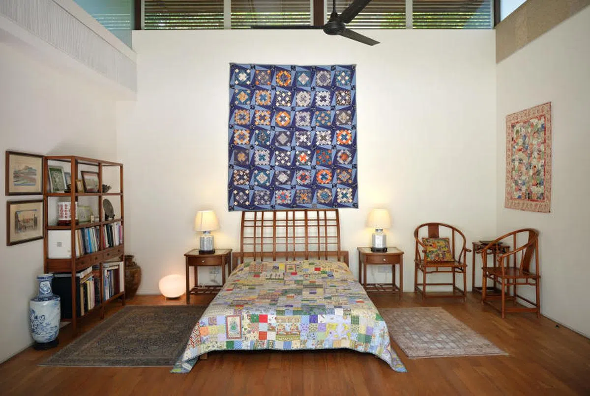  2014年摄于林学芬和李显扬的住家。她亲手缝制的拼花被子成了家中的装饰。（海峡时报） 
