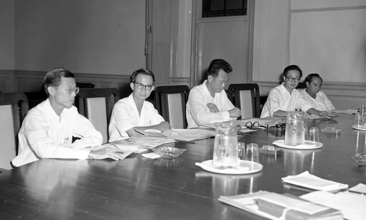  图为1959年时的李光耀（中）和王永元（右二）。（档案照） 