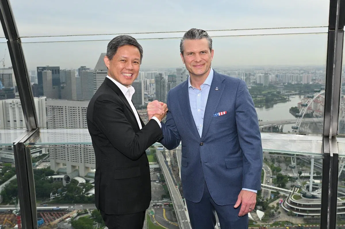 赫格塞斯（右）与陈振声（左）共进早餐，并讨论两国国防事务。（陈振声脸书）