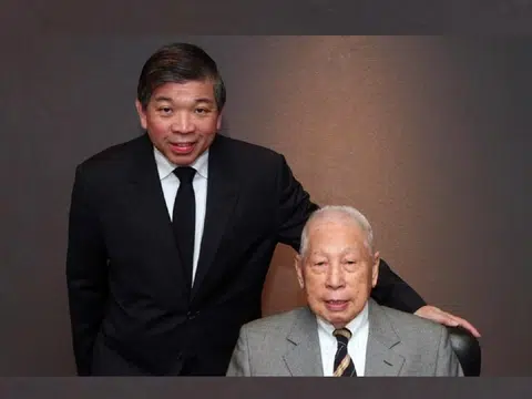 张允中（右）与儿子张松声合照。（CNBC） 