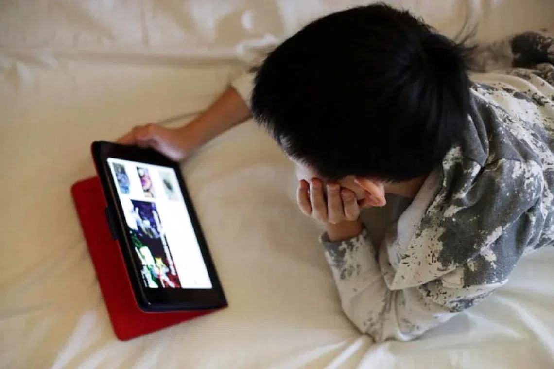 小朋友，上网太久对眼睛和大脑都不好哦。（海峡时报）