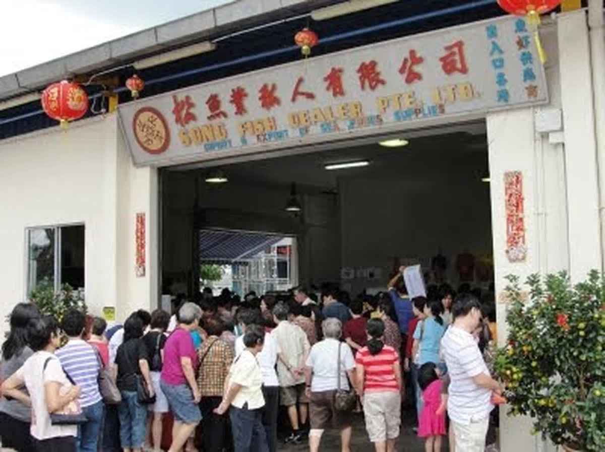  每年松鱼业都会迎来大批顾客购买海鲜。（互联网） 