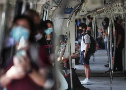 新加坡在6月2日解封后，搭地铁的人一下增多了。（海峡时报）