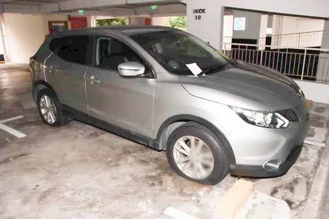 其中一辆轮胎遭被告放了气的汽车。