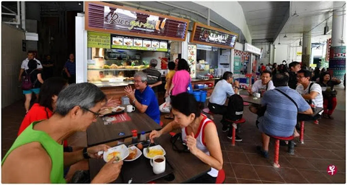  地面层的熟食摊位主要贩卖本地传统小贩美食。（联合早报） 