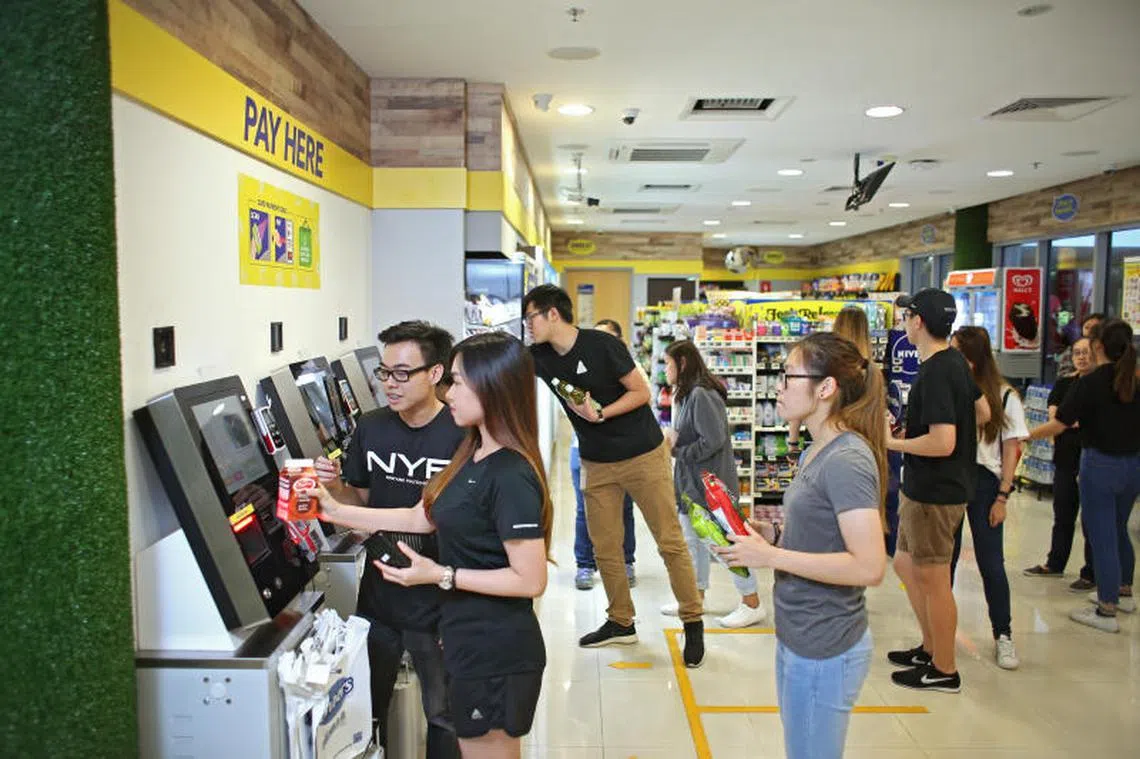 图为本地首家无人无现金便利店--雀喜(Cheers)，位于新加坡南洋理工学院内
