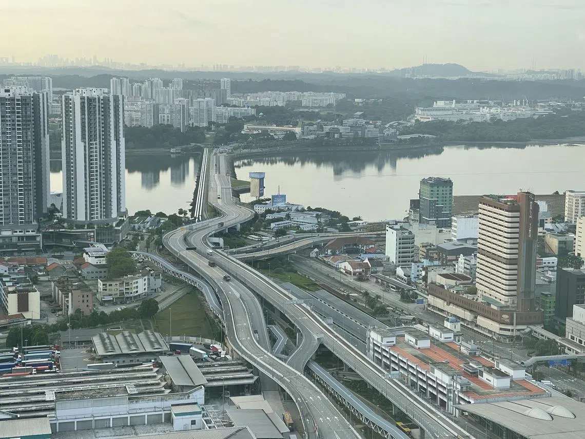 在两岸确诊数据高居不下的情况下开放旅游并非做不到，“非常时期”必须有非常的安排。（海峡时报）