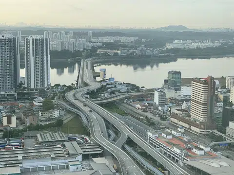 在两岸确诊数据高居不下的情况下开放旅游并非做不到，“非常时期”必须有非常的安排。（海峡时报）