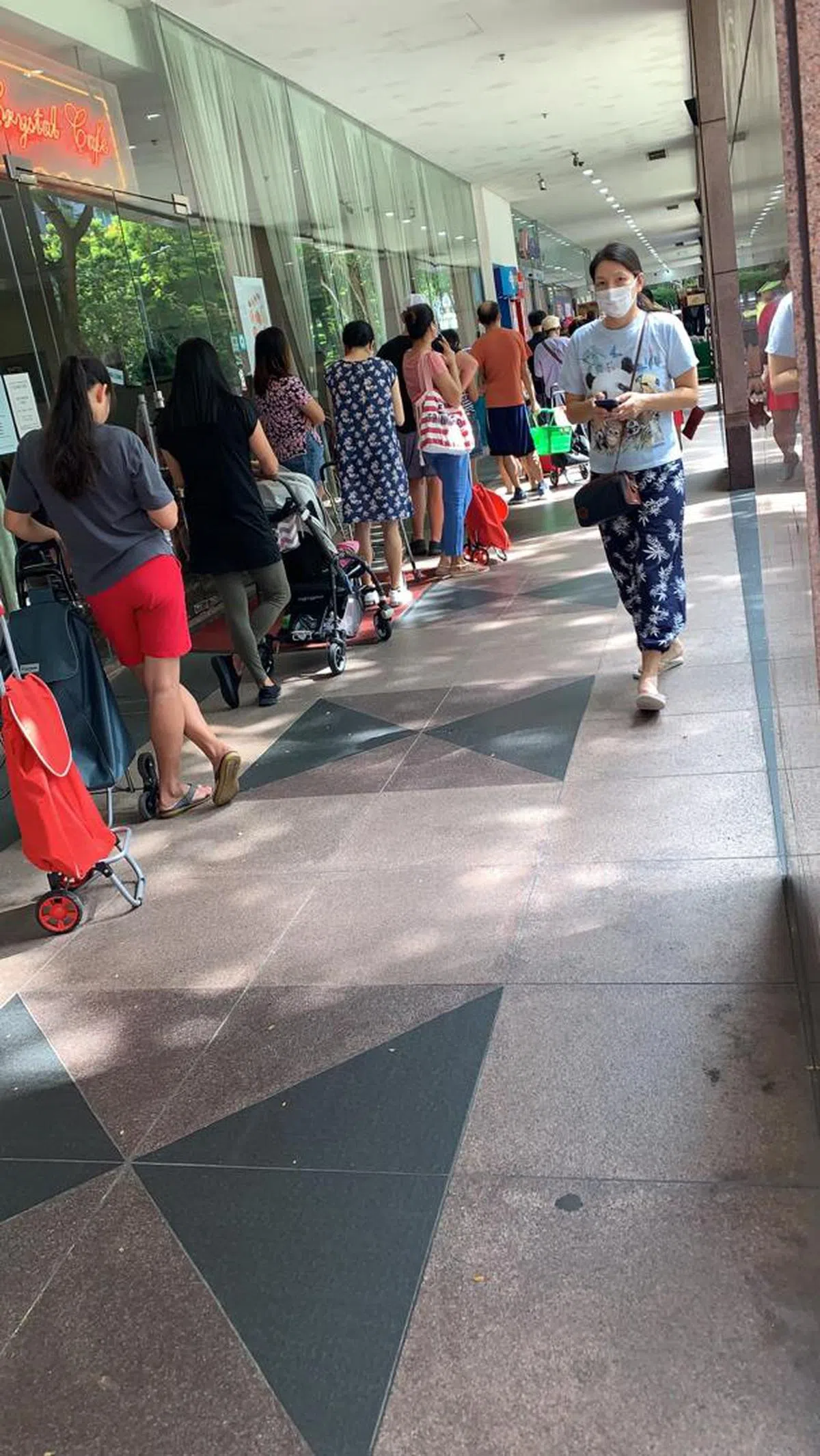  位于基里尼（Killiney Road）的职总超市排队进内的人龙已经到超市外了。（蚁粉提供） 