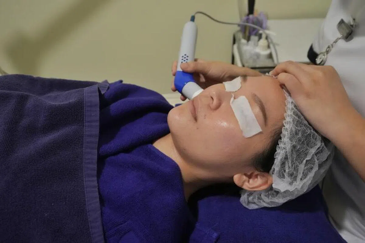  美容、桑拿和化妆服务等需要摘下口罩进行的个人护理服务，只有在顾客已完成冠病疫苗接种才能进行。（联合晚报） 
