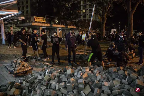 继双十一的“三罢”活动，香港示威者继续挖出路边砖块和利用石头等硬物作为武器。（法新社）