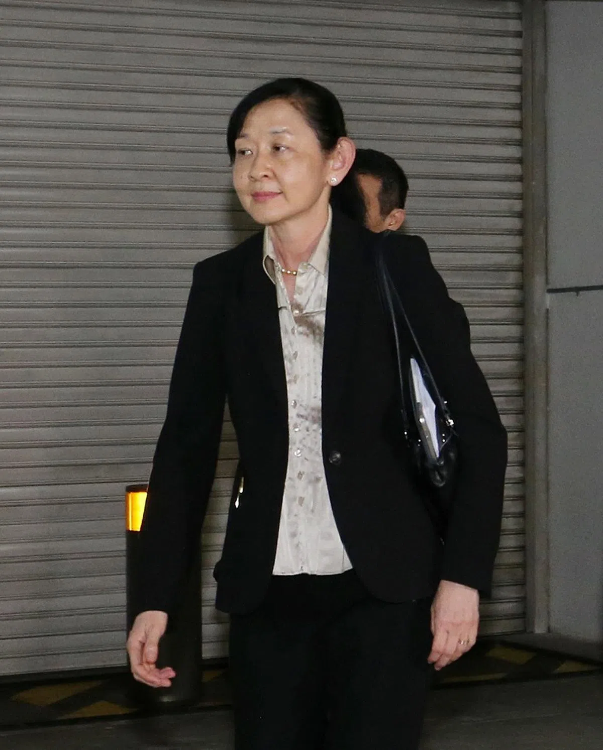  新保集团总裁黄瑞莲教授去年11月出席了网袭听证会供证。黄瑞莲也是国防部长黄永宏的妻子。（联合早报） 