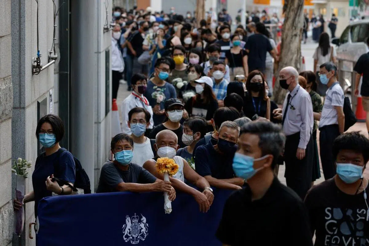 排队等候吊唁的人潮。（路透社）