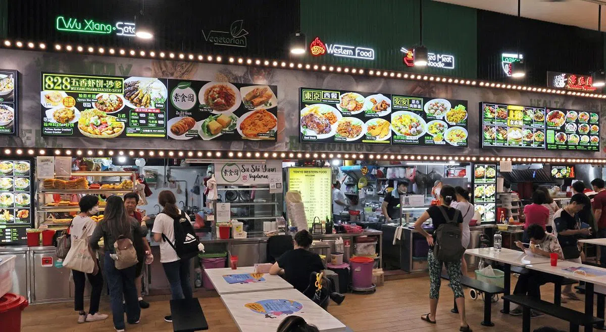 位于淡滨尼81街的咖啡店被食客投诉，多拿几包辣椒酱还得另外付钱。（新明日报）
