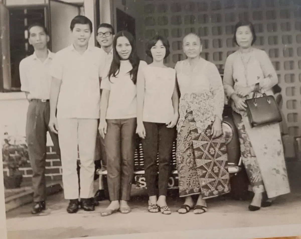 作者的祖母祖母朱顺娘（右一）的日常装束就是卡峇雅。（作者提供）