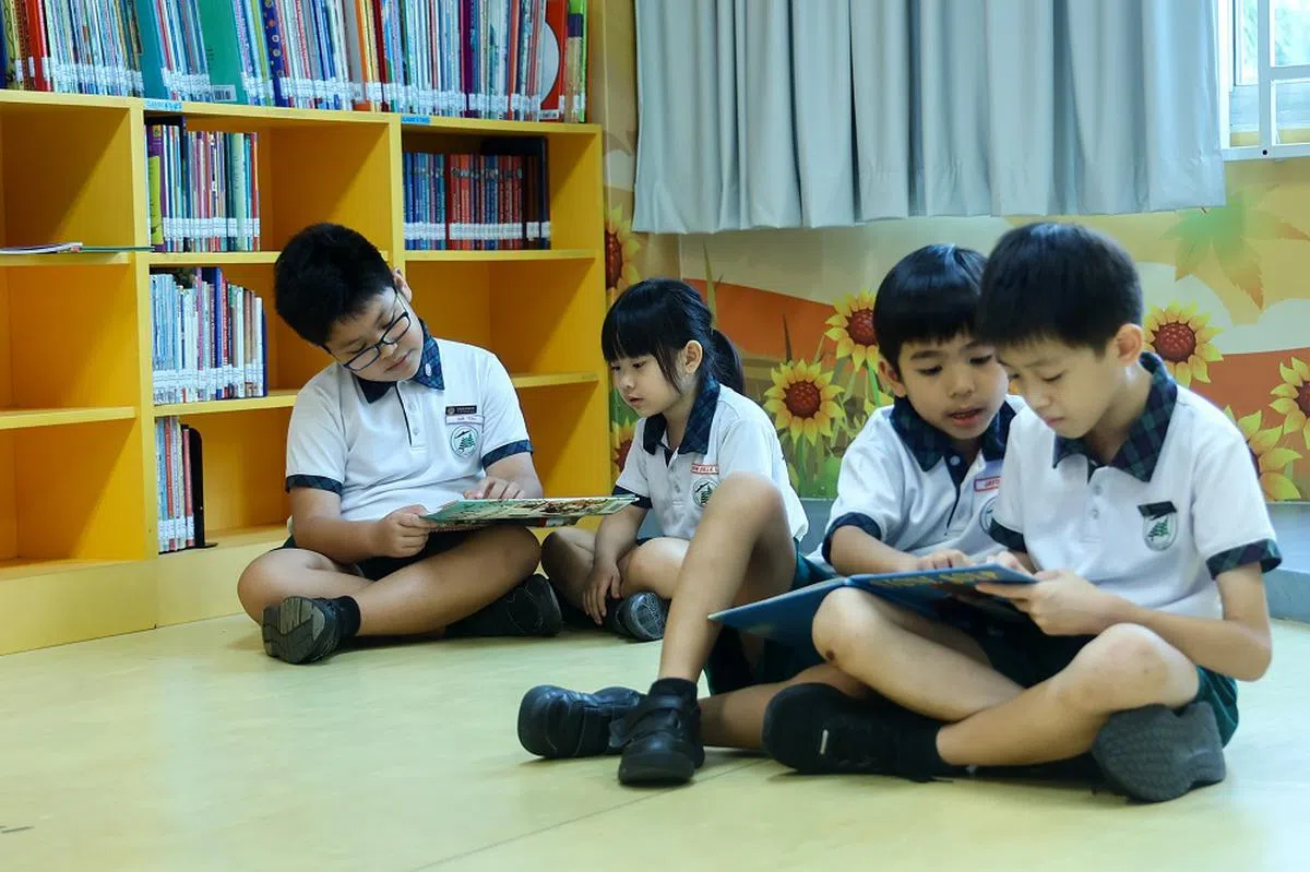 在校园禁用手机，学生就会从“机不离手”转变成“书不离手”？（联合早报）