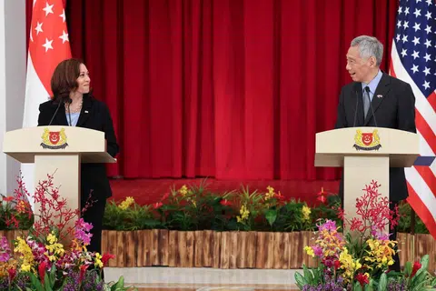 李显龙总理（右）与官访新加坡的美国副总统哈里斯（左）一同出席联合记者会。（法新社）