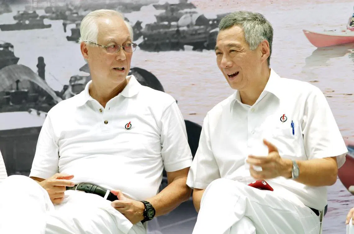 荣誉国务资政吴作栋（左）与总理李显龙。（商业时报）