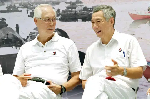 荣誉国务资政吴作栋（左）与总理李显龙。（商业时报）