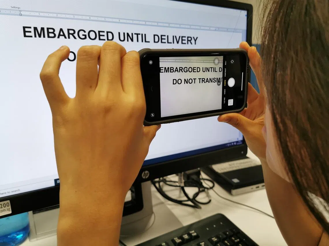 4月3日，即政府宣布更严格抗疫措施当天，获得授权接收相关文告草稿的37岁女公务员在早上大约9点收到该文告草稿后，透过WhatsApp将电脑的荧幕截图传送给她的丈夫，触犯了官方机密法令。（联合晚报示意图）