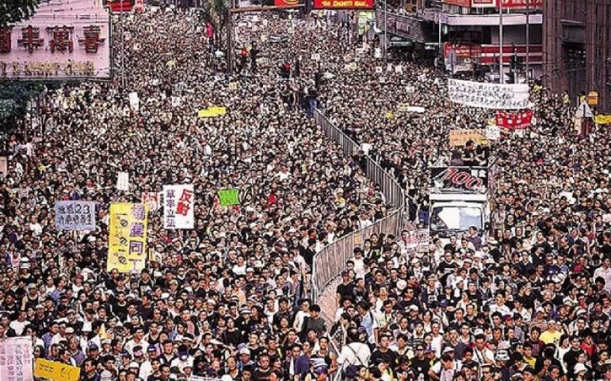  2003年香港暴发大游行反对23条立法。（互联网） 
