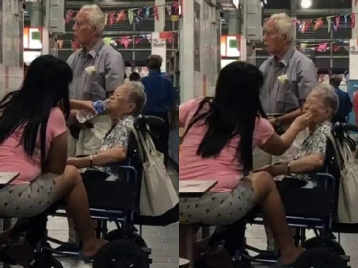 女子大力地将矿泉水瓶口压在阿嫲的嘴巴上以及用地地戳阿嫲的脸颊。（Stomp/侯佩瑜制图）