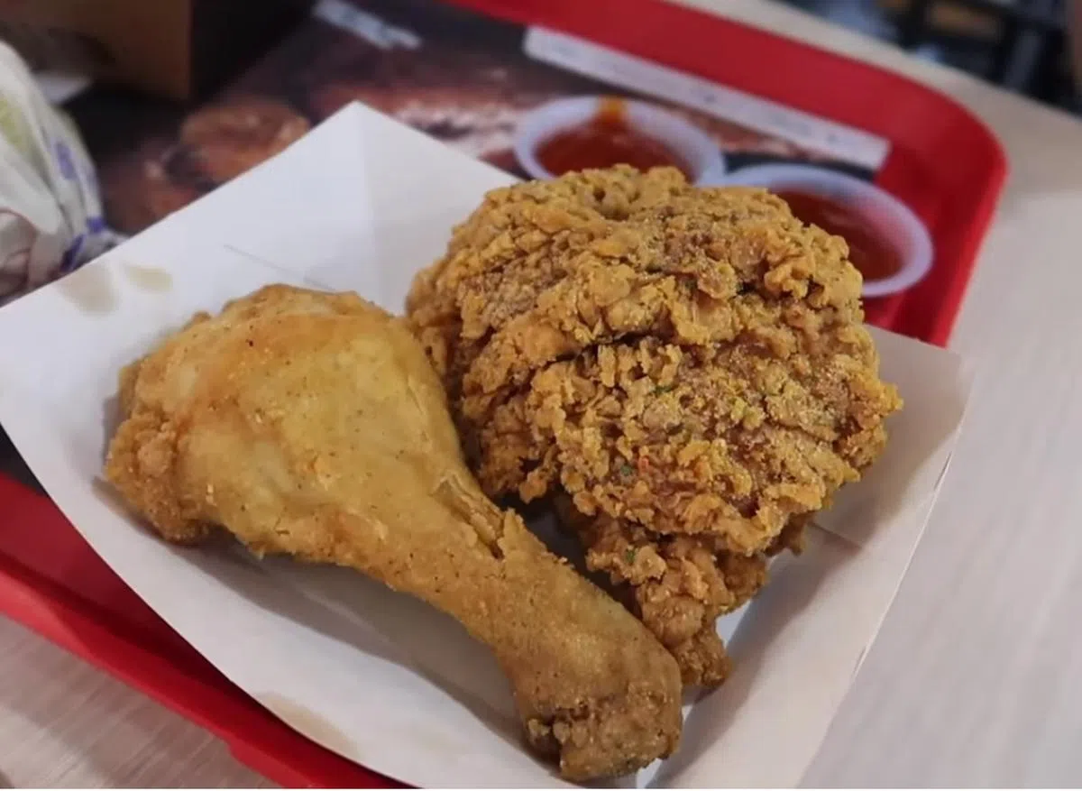  原味炸鸡（左）和黄金香料炸鸡。（视频截图） 