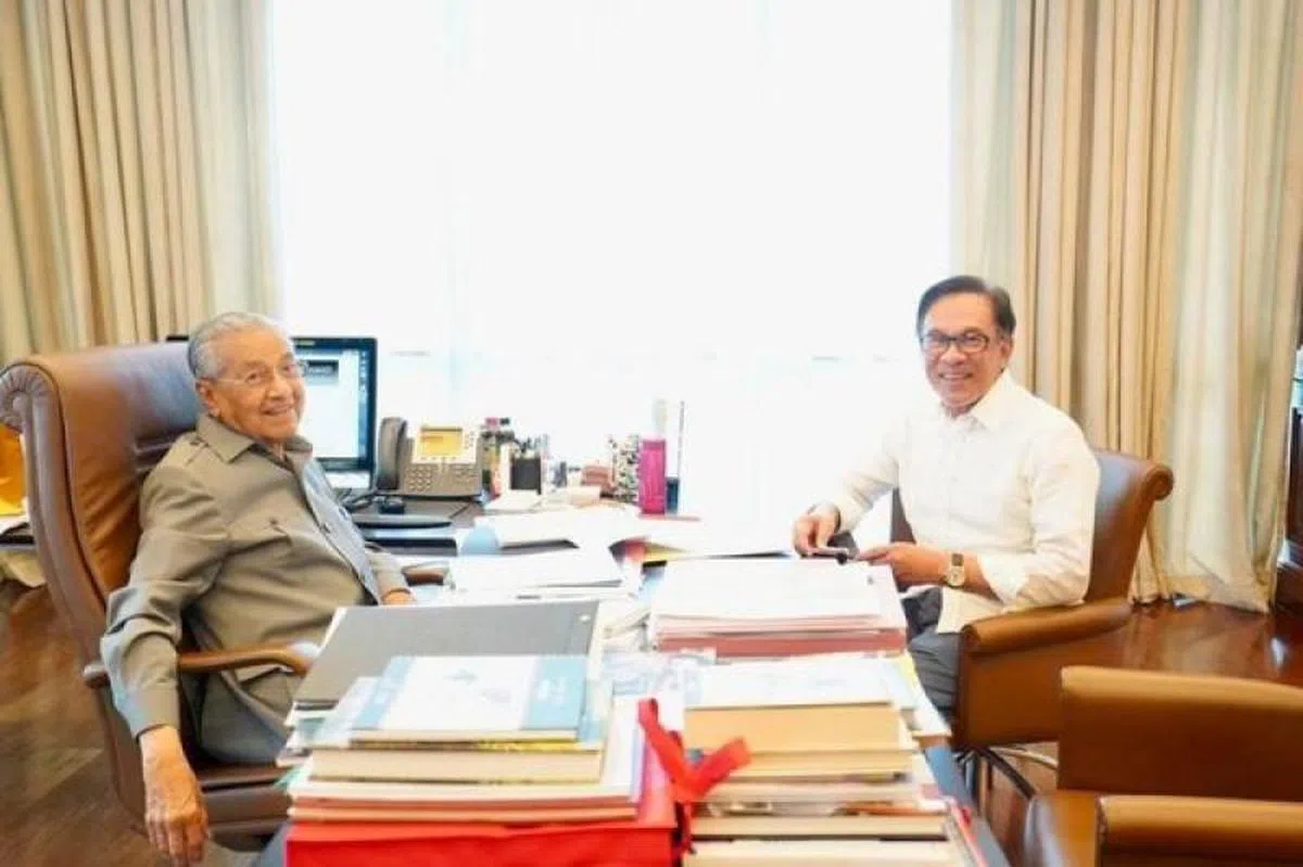  马哈迪（左）和安华看似相见欢。（马来邮报） 