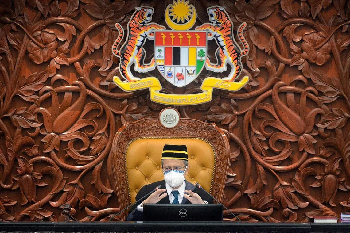 马来西亚国会下议院议长阿兹哈否认受到施压，声称自己是最后一分钟改变决定，才没有让倪可敏代班主持国会会议。（法新社）