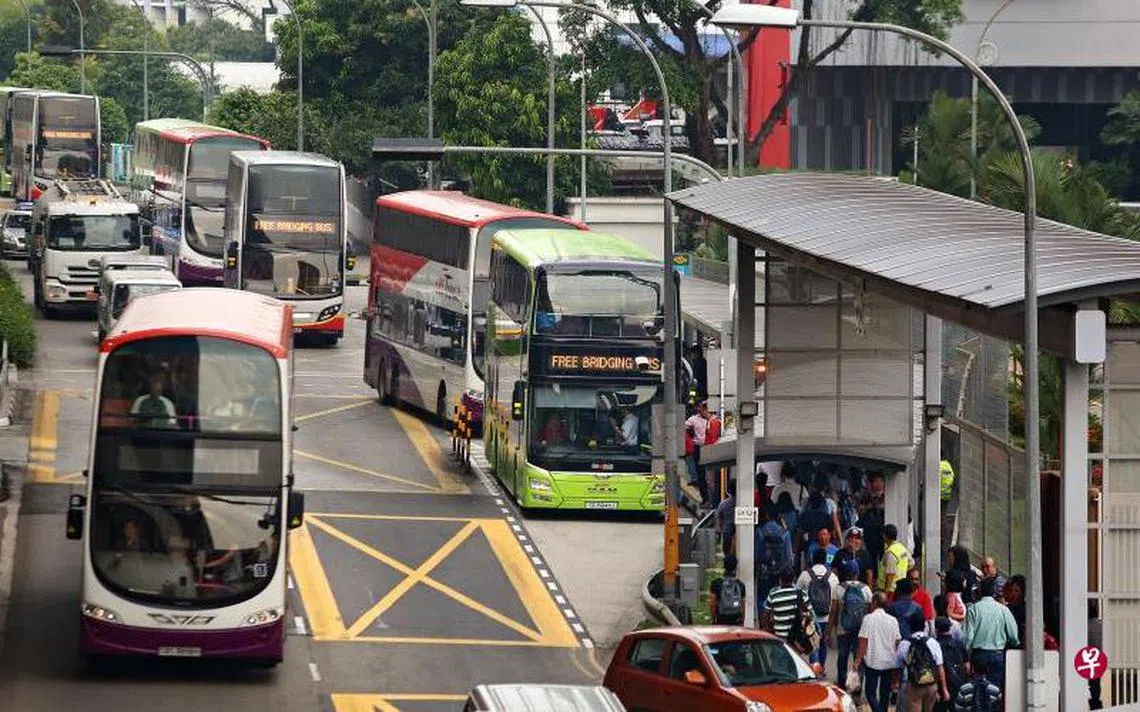 裕群站和大士连路站之间的列车服务昨天暂停运作，当局在受影响路段提供免费接驳巴士，由于服务趟次相当频繁，排队搭车人龙井然有序。（联合早报）
