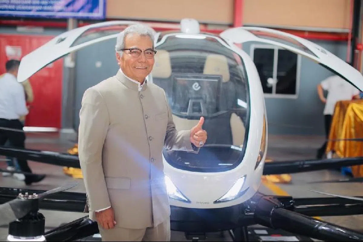  莫哈末礼端，和与他无关的中国制无人机合影。（星洲日报） 