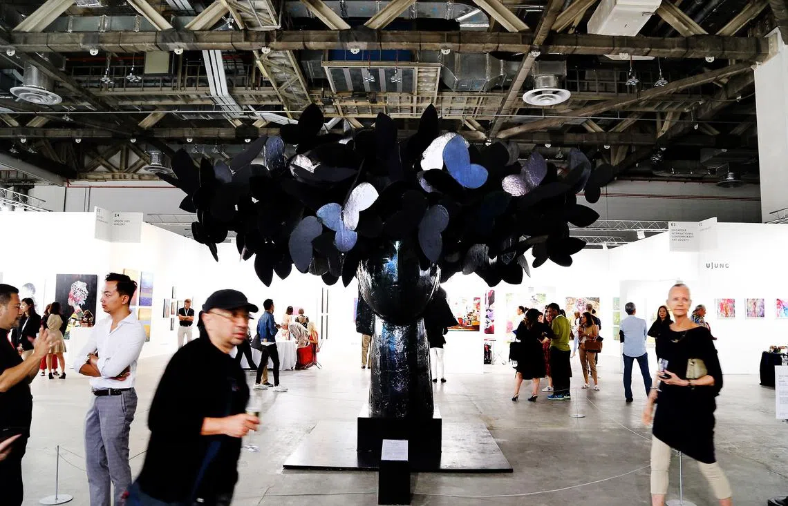 2018年度“艺术登陆新加坡”VIP预展现场，主要都是外国人入场。(联合早报）