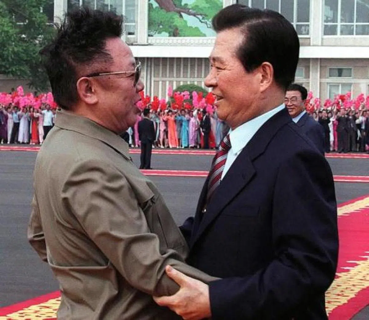  2000年6月，韩国总统金大中与朝鲜国防委员会委员长金正日在平壤举行会谈。（法新社） 