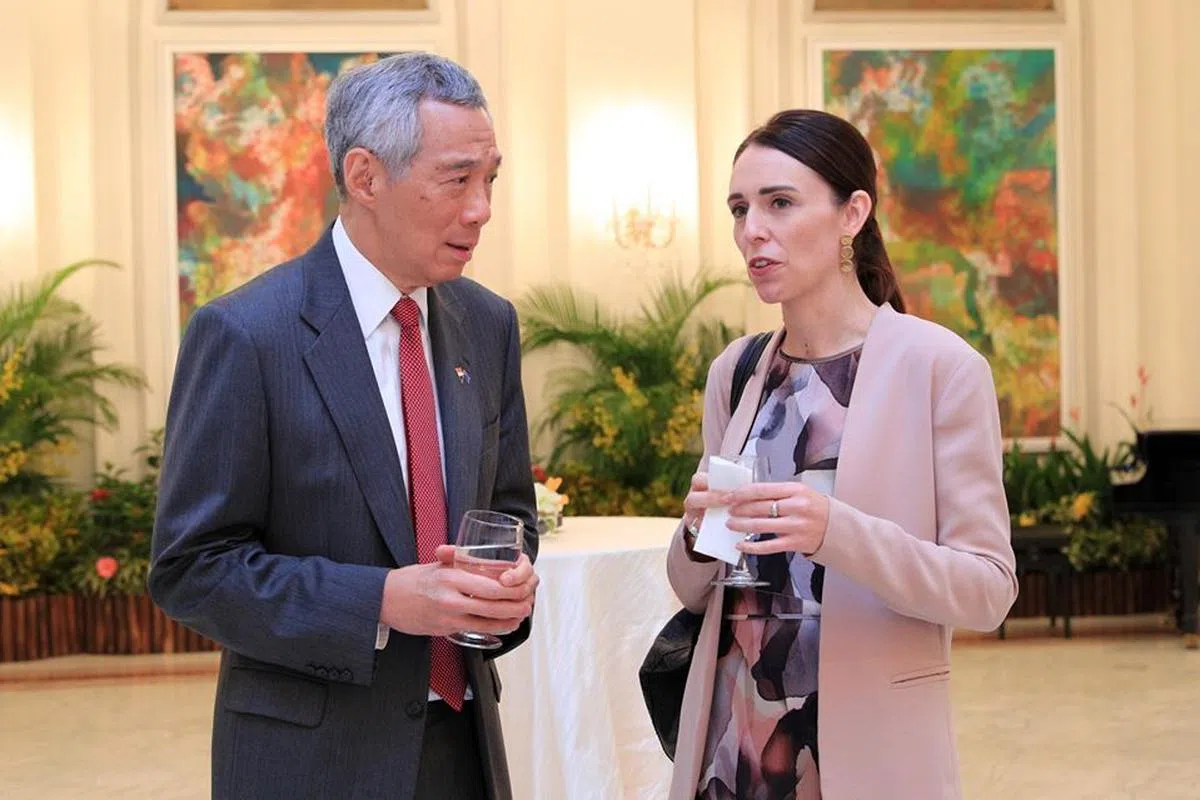  阿德恩去年访问新加坡与李显龙总理（左）会面。（通讯及新闻部） 