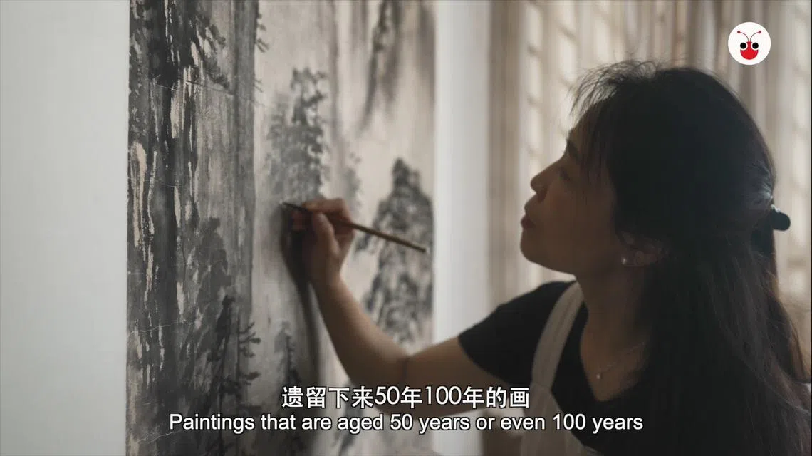 在新加坡从事文物修复的人很少，当中从事修复中国古字画的人更少。48岁的张艳是本地书画修复界的“金字招牌”。（视频截图）