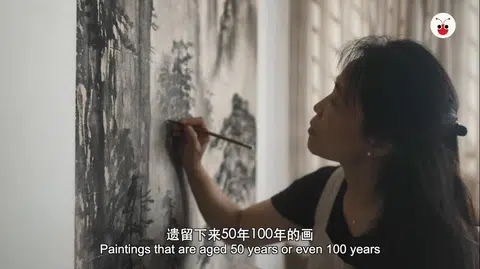 在新加坡从事文物修复的人很少，当中从事修复中国古字画的人更少。48岁的张艳是本地书画修复界的“金字招牌”。（视频截图）