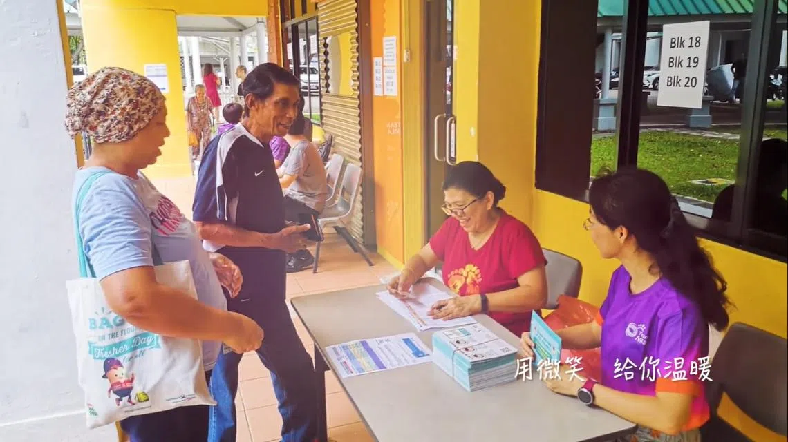 政府派发口罩给新加坡的137万家庭，每户四个口罩，以备不时之需。（人民协会）