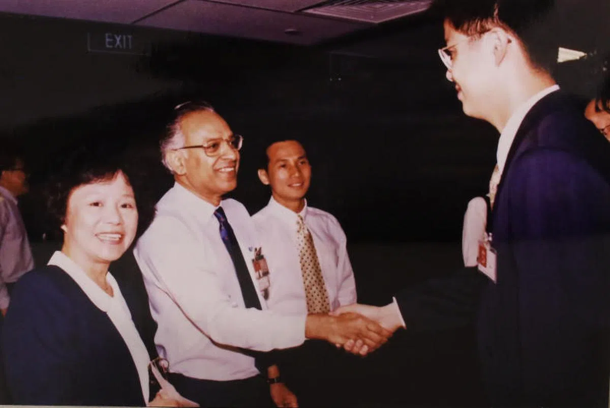  当年新加坡广播局主办辩论赛的监制朱亮亮（左一）。（联合早报） 