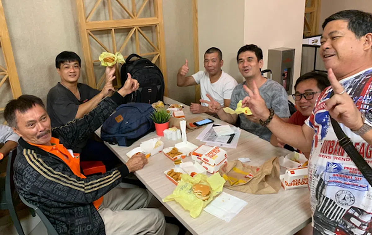  背井离乡的客工无心担忧温饱问题。（SMRT） 