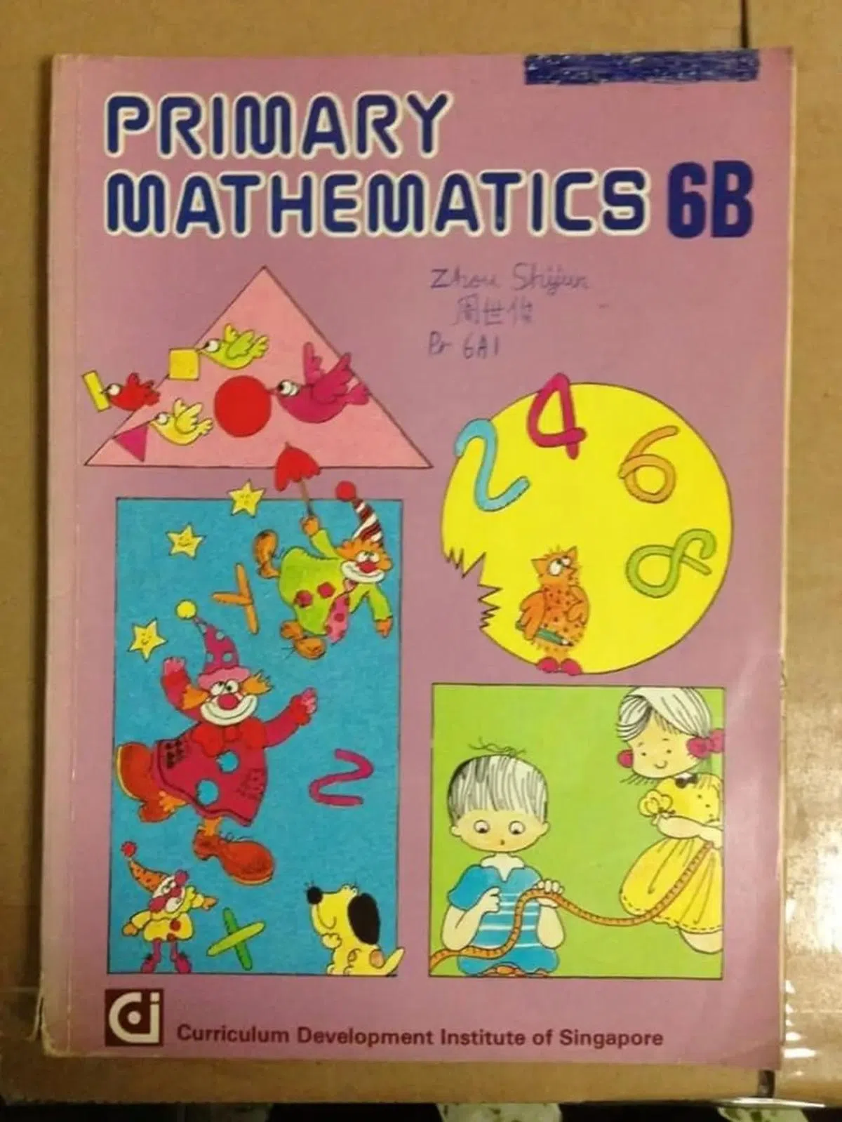 你以前是否也跟这位同学一样，在课本封面写上汉语拼音名字？（取自脸书）