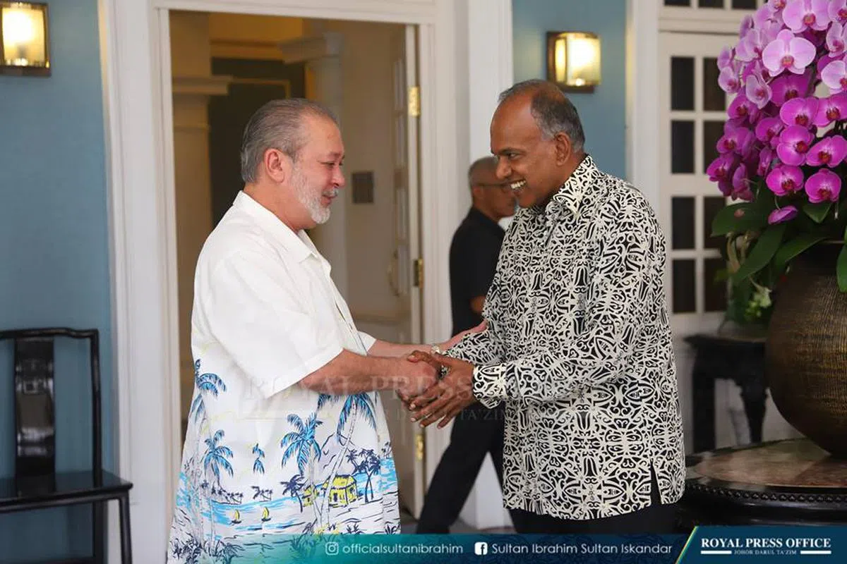  6月19日，我国内政部兼律政部长尚穆根到柔佛，向苏丹伊布拉欣传达开斋节祝语。（柔佛苏丹伊布拉欣面簿） 