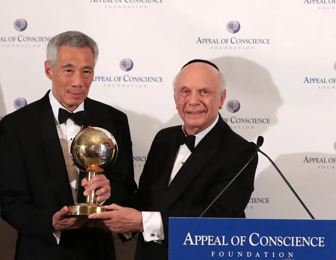 李显龙总理在第54届良知基金会颁奖晚宴上，获颁“世界领导人奖”。（新闻及通讯部）